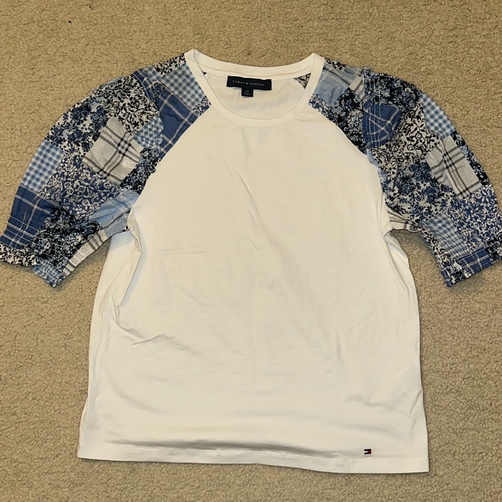 TOMMY HILFIGER TSHIRT, SIZE SMALL